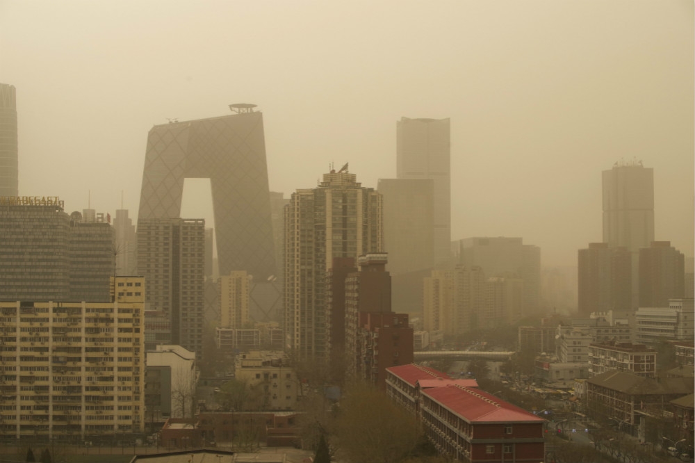 遭遇嚴重霧霾的北京市區天際線。（中新社）