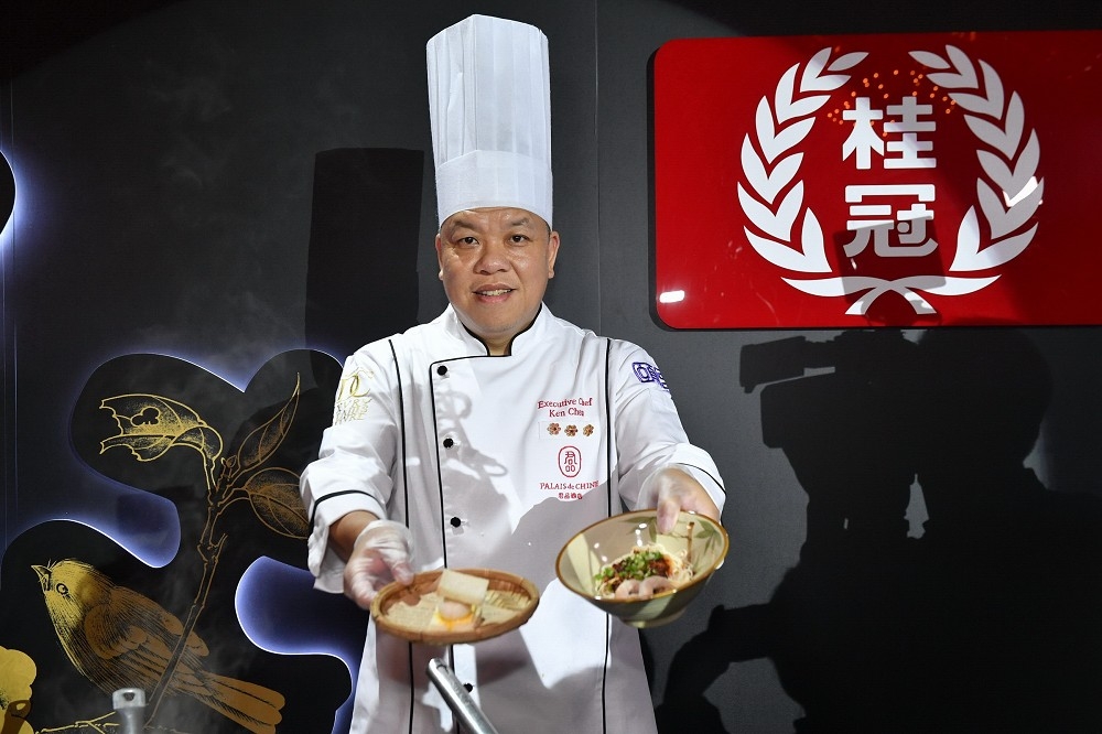 君品酒店頤宮中餐廳行政主廚 陳偉強示範三款聯名料理的吃法（圖片：桂冠）