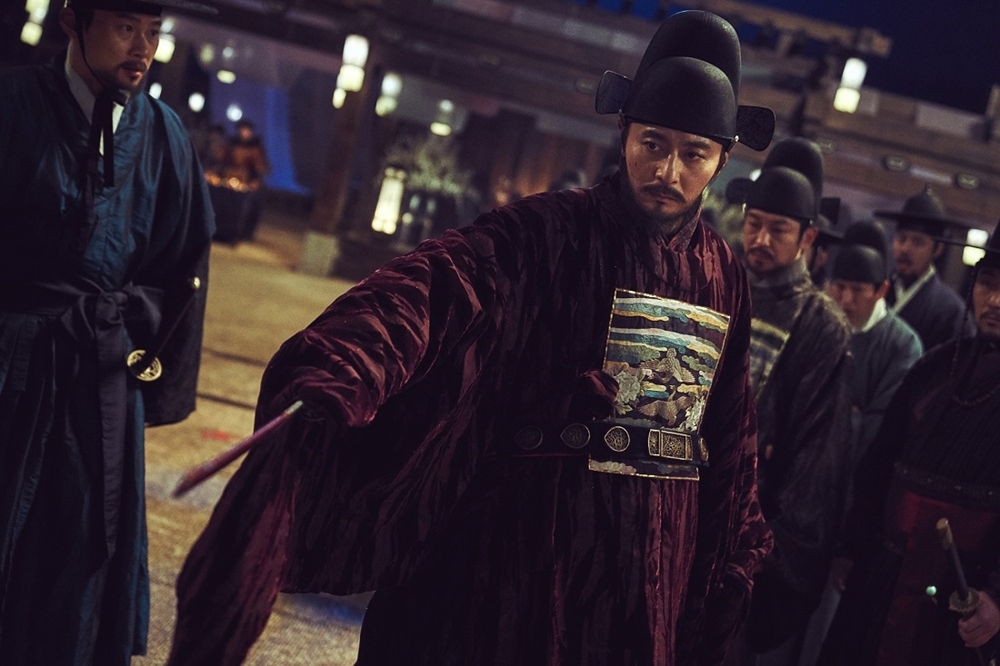 張東健在即將上映的古裝活屍電影《屍落之城》睽違25年再度以古裝扮相與觀眾見面（車庫娛樂提供）
