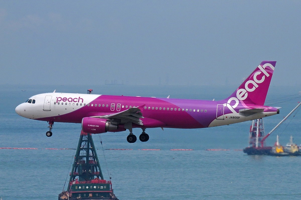 樂桃航空從日本大阪、沖繩飛往高雄的航班無法降落，轉降桃園機場後卻未讓旅客下機。（圖片取自維基百科）