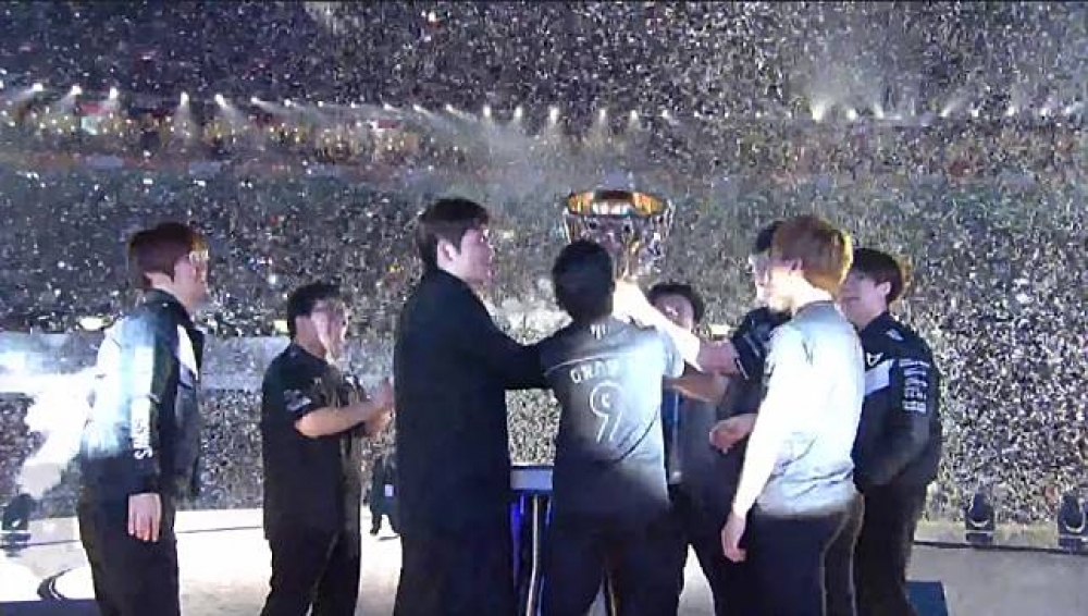 SSG在冠軍賽中以直落三的戰績擊敗了韓國的三冠王戰隊SKT，這也是三星戰隊隊史上的第二座冠軍。（圖片來源：LoL Esports頻道。）