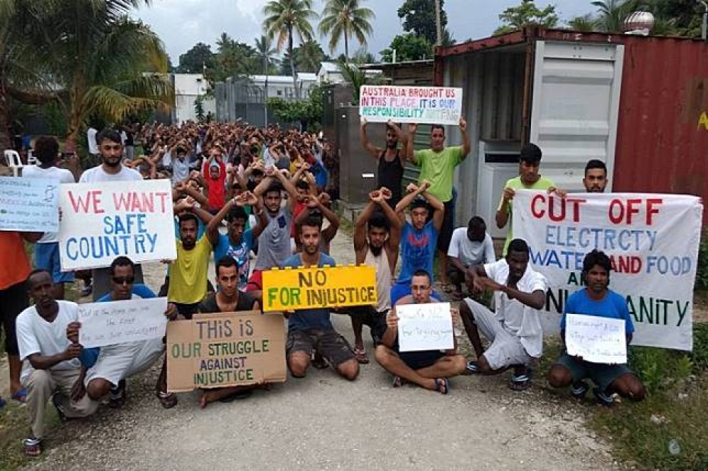 馬努斯島上尋求庇護的難民抗議收容中心遭關閉。（湯森路透）