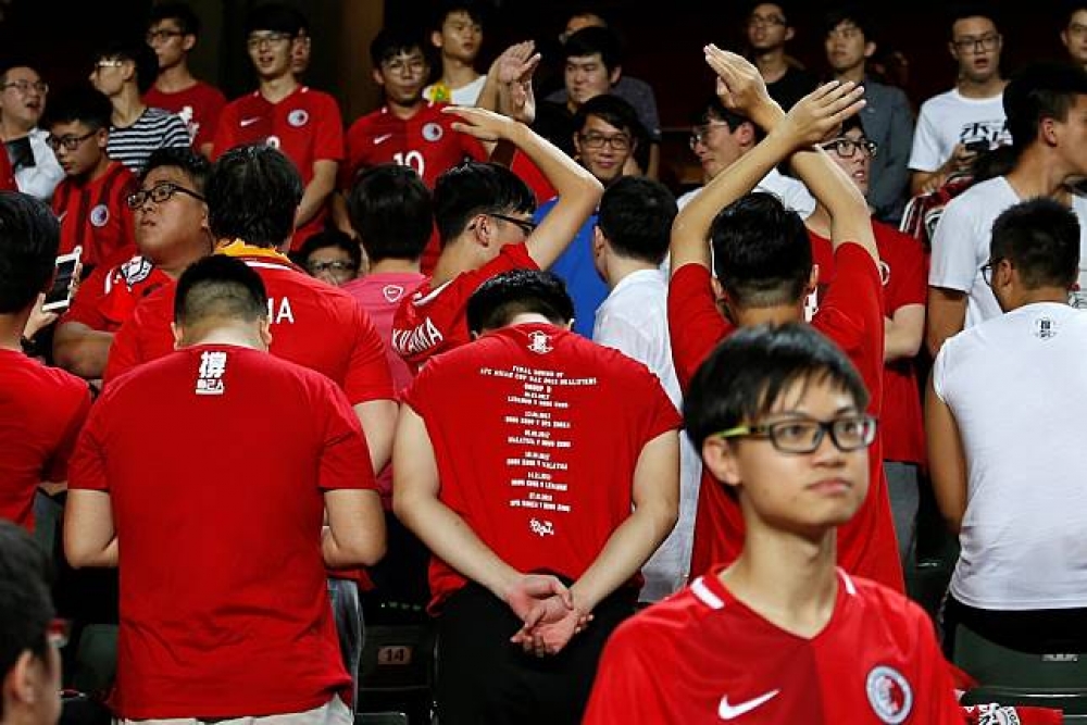 香港球迷日前在國際賽事中以倒喝采、背對球場表達對中國國歌的不滿。（湯森路透）