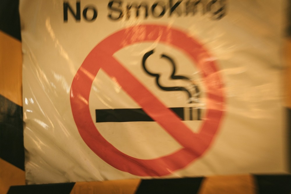 如今有人選擇用電加熱菸草，以取代傳統的燃燒方式，從而可能減少傷害和臭味時，卻受到嚴厲的批評。（圖片取自PAKUTASO)
