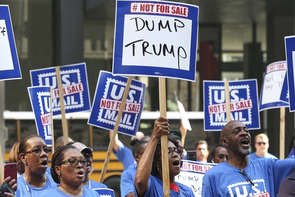 美國郵政工會成員8日在芝加哥舉行抗議活動。（美聯社）