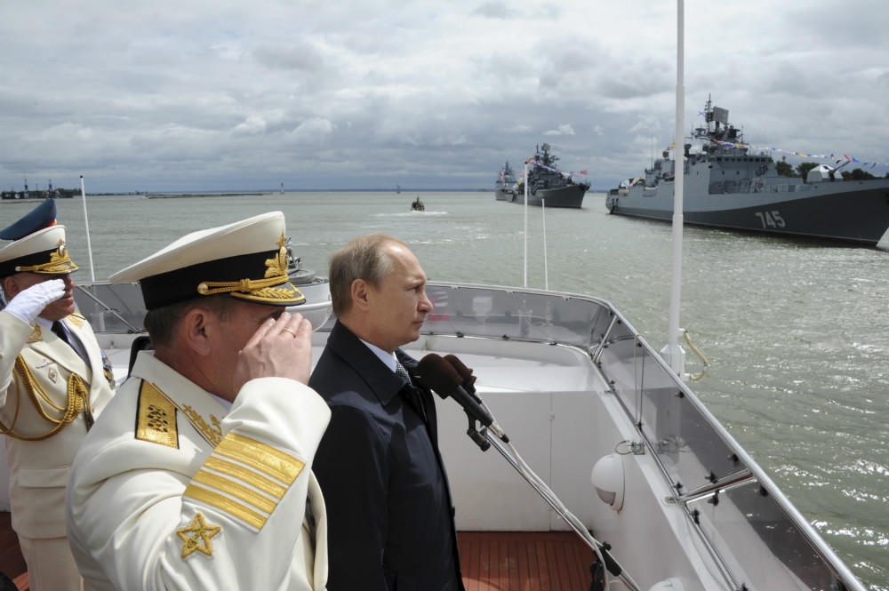俄羅斯總統普亭（圖中央）2015年前往加里寧格勒、登艦出席海軍慶祝典禮。（湯森路透）