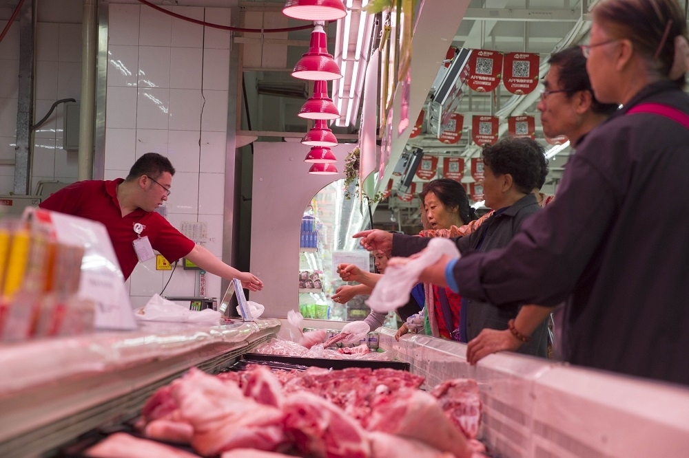 農委會防檢局18日起訂定裁罰基準，不論攜帶生鮮肉品或熟食加工肉類產品入境，一律開罰1萬5千元。（圖片取自中新社）