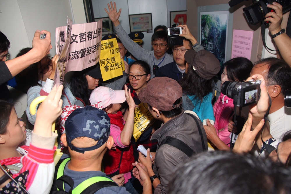 日日春協會欲登門造訪市長室所在的11樓，現場爆發推擠衝突。（攝影：張哲偉）