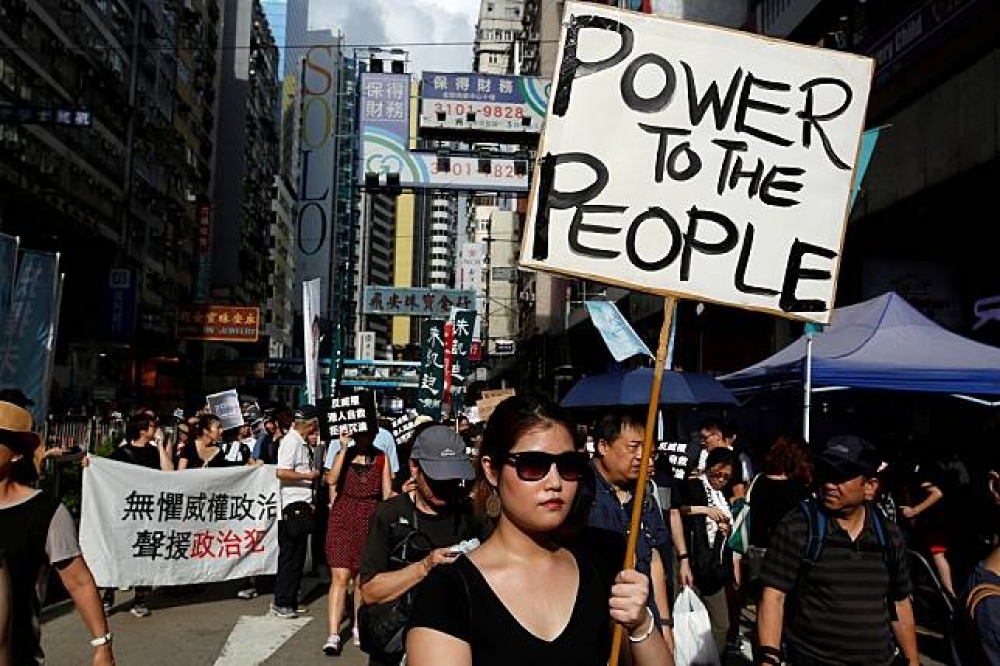香港1日發起「反威權遊行」。（湯森路透）