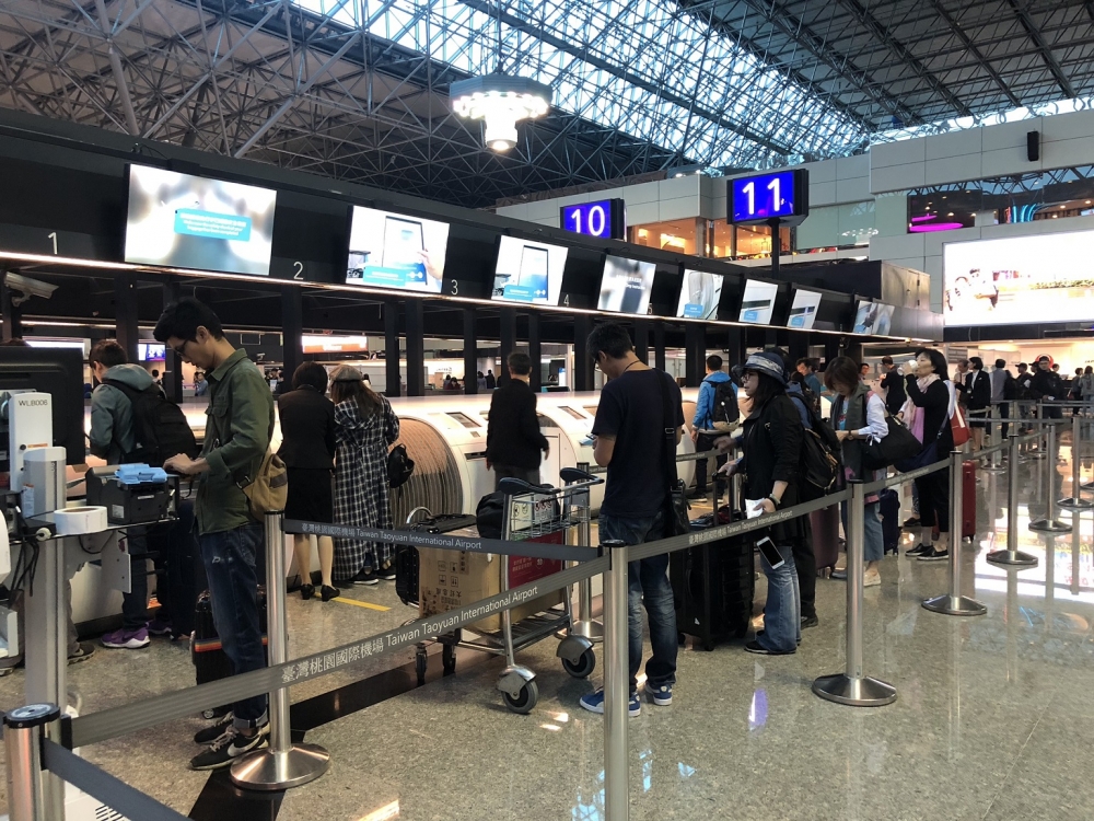 桃園機場二航廈啟用自助行李託運櫃台，吸引許多出國民眾嚐鮮試用。（桃園機場公司提供）