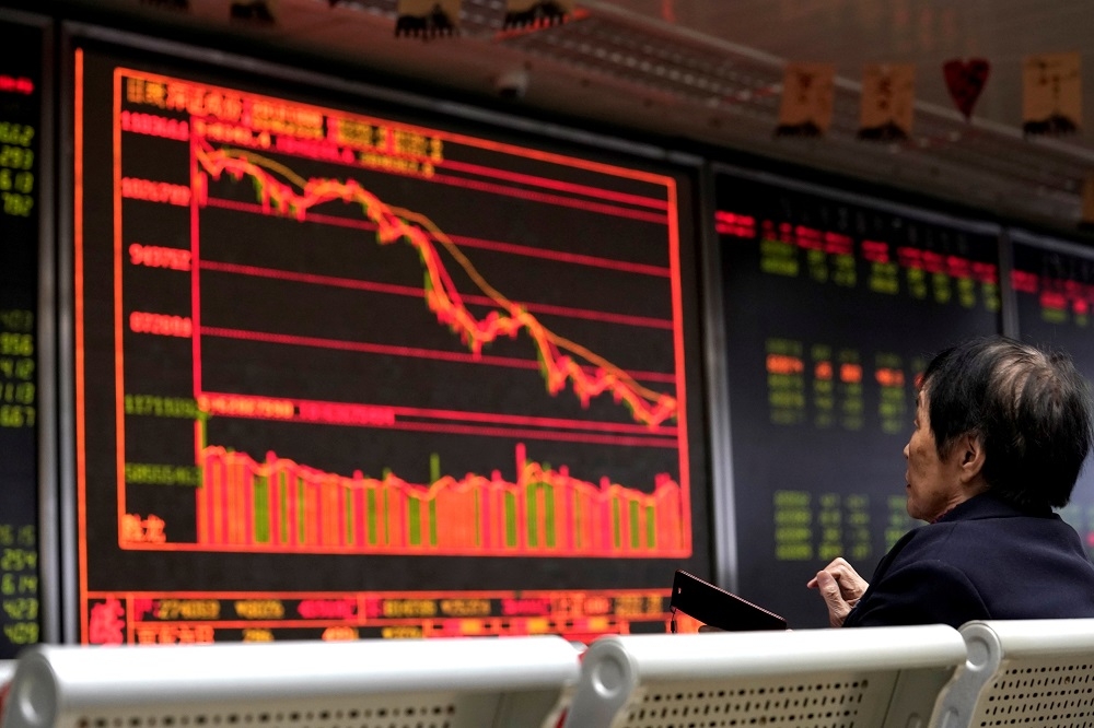 上海股市賣壓沈重，指數不斷向下探底。（湯森路透）
