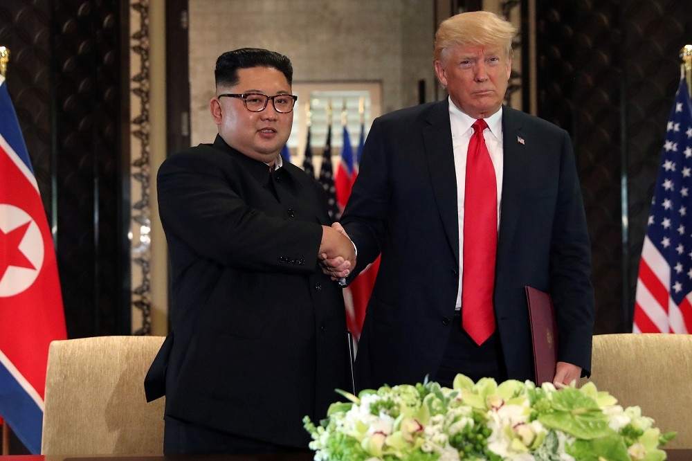 6月第一次川金會於新加坡舉行，北韓領導人金正恩（左）、美國總統川普（右）。（湯森路透）
