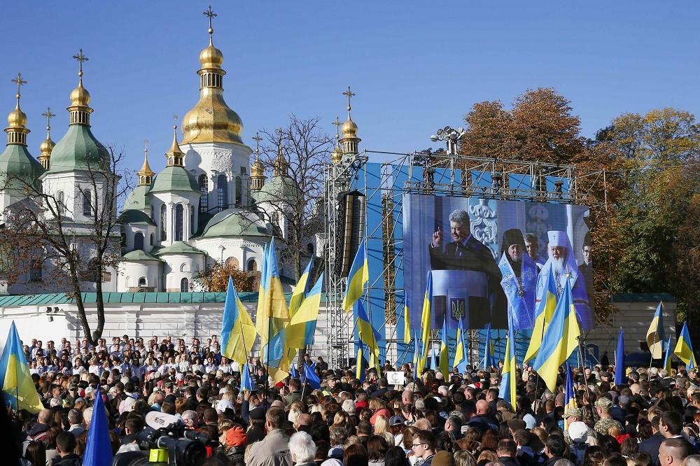 14日烏克蘭總統波羅申科與當地民眾齊聚，感謝君士坦丁堡普世牧首巴爾多祿茂一世承認烏克蘭東正教會的自主地位。（湯森路透）