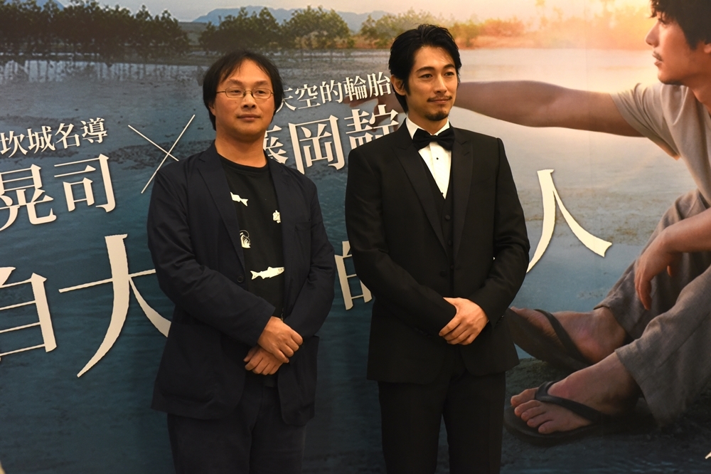 《來自大海的男人》導演深田晃司（左）、男主角藤岡靛（攝影：鄭宇騏）