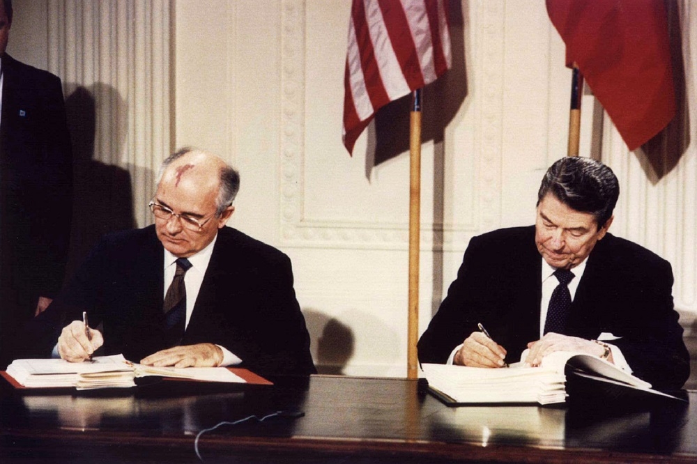 美國總統川普宣布退出，由前美國總統雷根和前蘇聯領導人戈巴契夫簽訂的《中程飛彈條約》。（湯森路透）