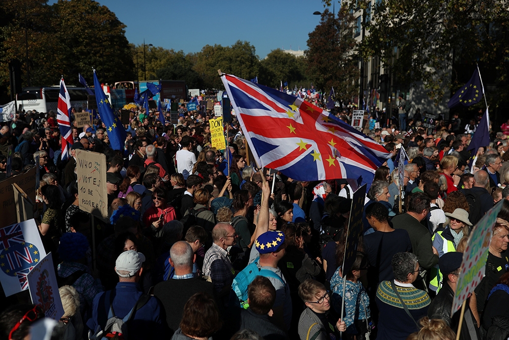 逾75萬英國民眾上街示威，要求進行第2次脫歐公投。（湯森路透）