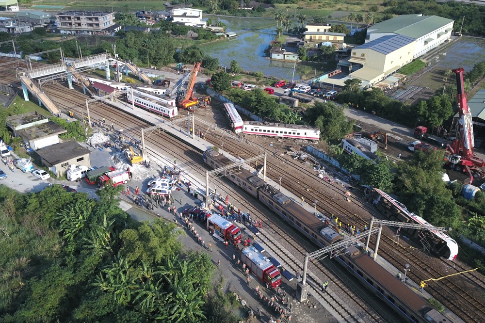 台鐵列車6432次普悠瑪號21日下午4時50分經蘇澳新馬車列車出軌造成翻覆，造成18人死亡。（攝影：李智為）