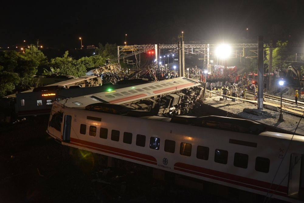 36年前台鐵自強號墜落河谷也造成重大傷亡。圖為21日台鐵普悠瑪行經宜蘭蘇澳新馬車站時，出軌翻覆事故。（攝影：李智為）