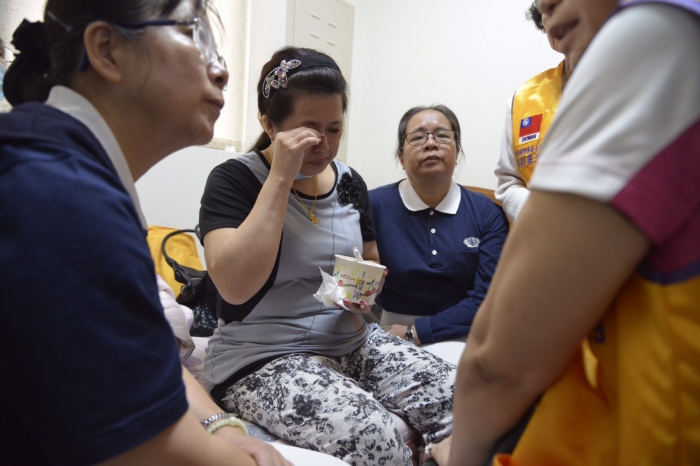 罹難者家屬董小姐（左2）說，希望政府趕快調查出普悠瑪失控翻覆的原因。（攝影：李智為）