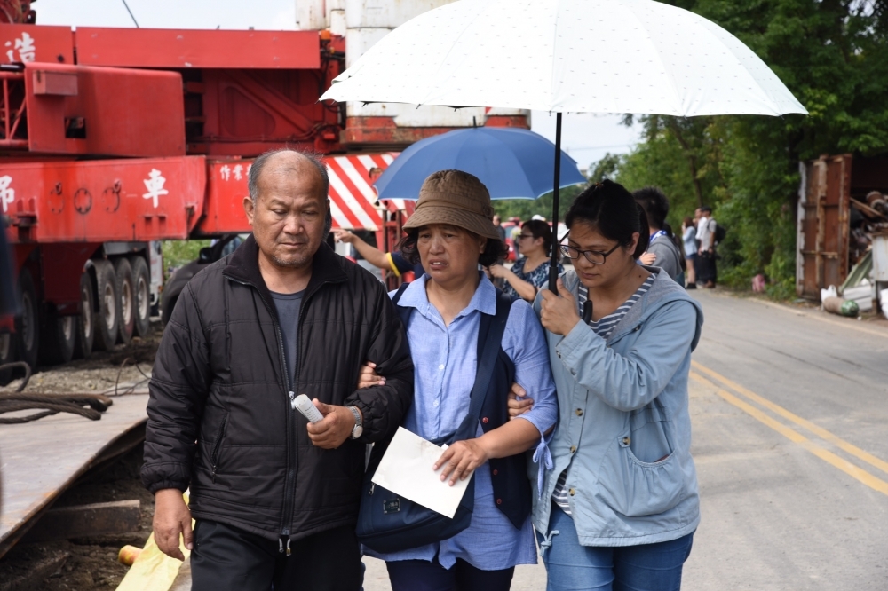 台鐵普悠瑪列車翻覆，卑南國中老師李詩涵不幸罹難，22日家屬到現場招魂。（攝影：張文玠）