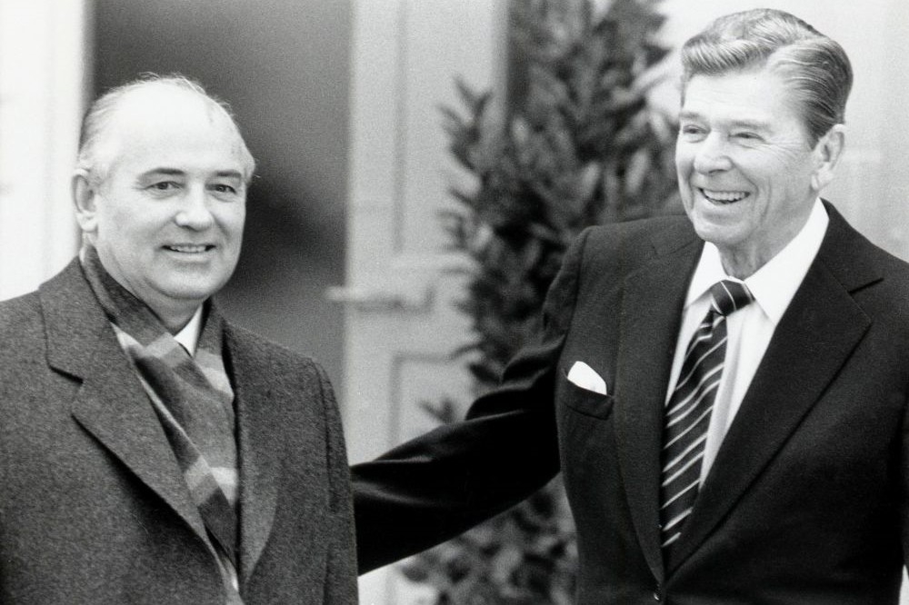 前蘇聯末代總書記戈巴契夫（左）1987年與美國前總統雷根簽訂《中程飛彈條約》後合影。（湯森路透）