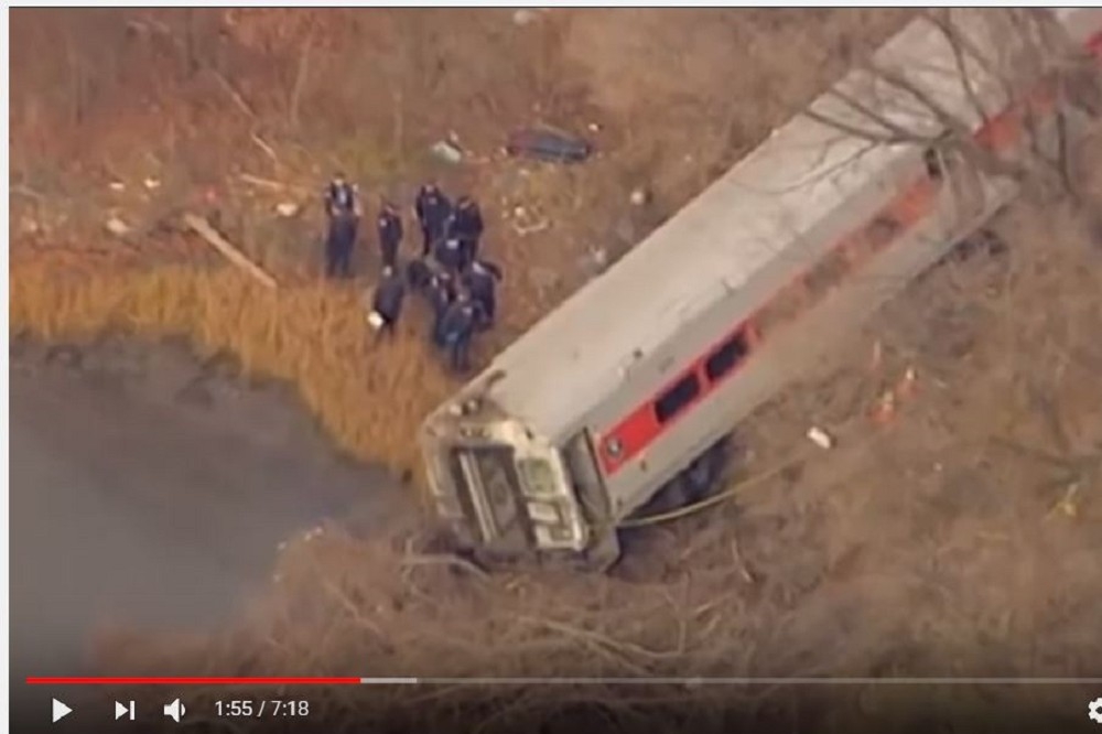 2013年發生在紐約市布朗克斯區的火車出軌意外。（圖片取自Youtube／ABC News）