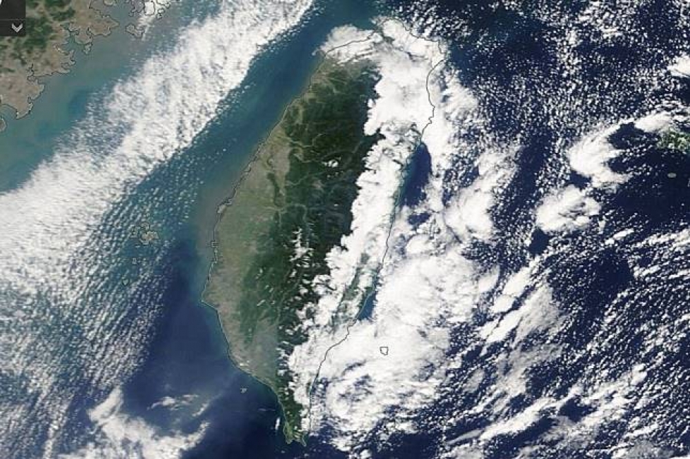 英國氣象局以「#Where On Earth Is This」（這裡到底是哪裡）和網友互動，這次出現的是台灣衛星雲圖。（圖片取自英國氣象局臉書粉絲專頁「Met Office」）