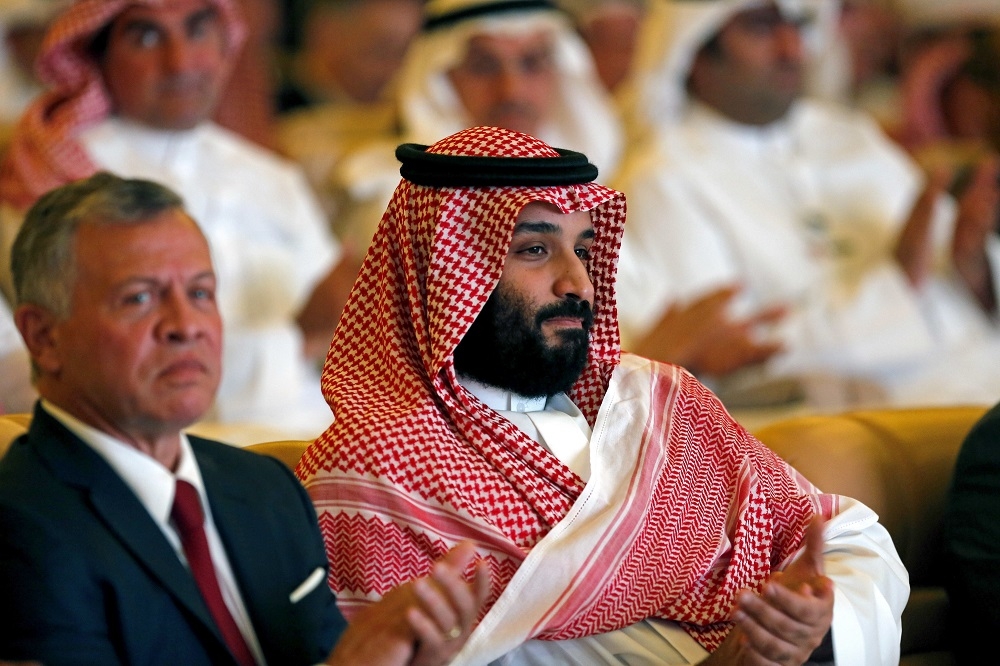 沙國王儲薩勒曼（右）正在主持投資盛會，尚未受到親信卡赫塔尼涉嫌殺記者事件影響。（美聯社）