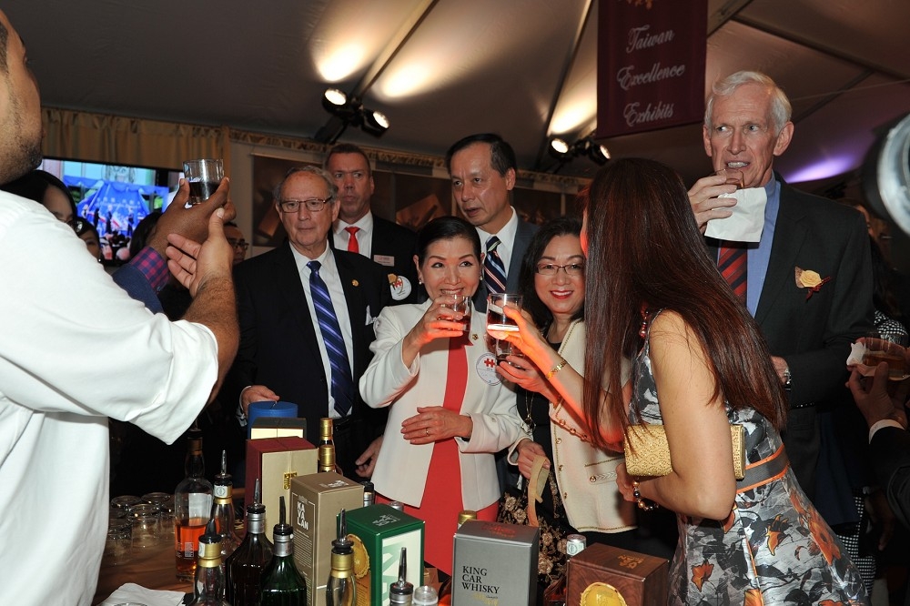 宴請美方官員時，台灣噶瑪蘭威士忌總是大受歡迎。（作者提供）