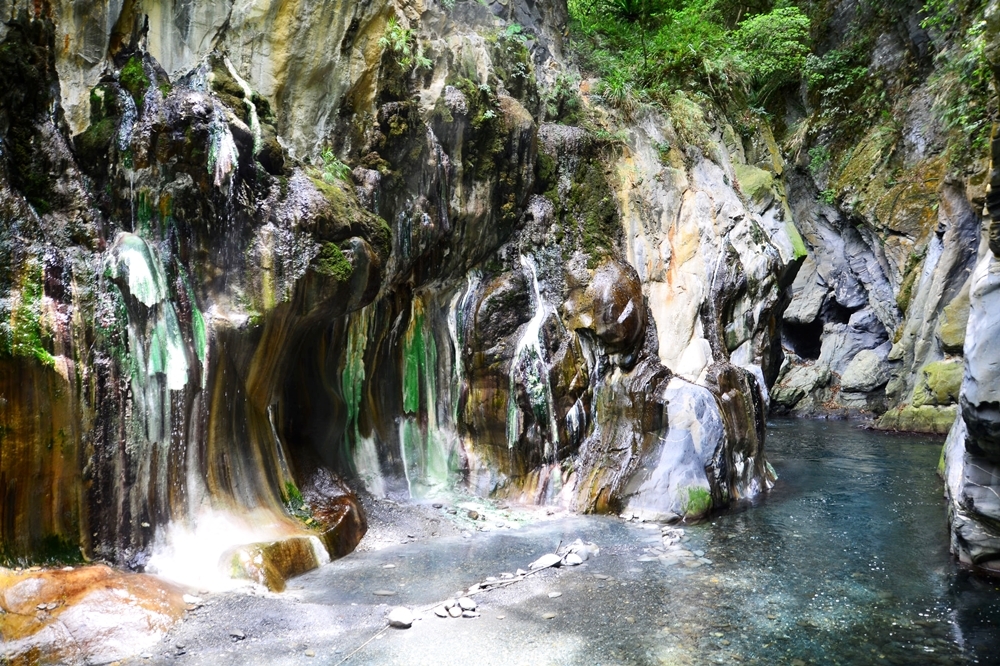 用雙腳探索山林，享受舒適宜人的野溪溫泉（圖片來源：Flickr @ Dodd Lu）