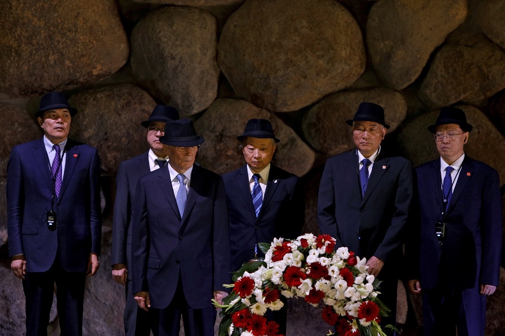 中國國家副主席王岐山訪問以色列，率訪問團參觀耶路撒冷的猶太教聖地「哭牆」。（美聯社）