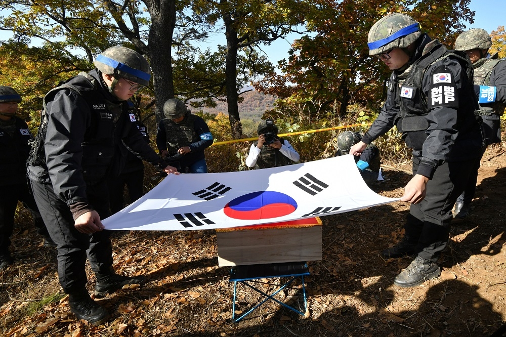 南韓軍方在掃雷期間發現韓戰遺骸。（湯森路透）