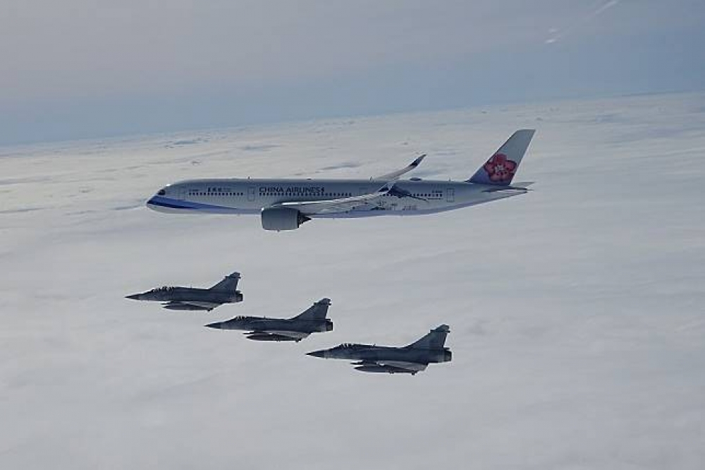 總統府28日出訪太平洋友邦，空軍出動4架幻象2000戰機直行伴飛任務。（空軍司令部提供）