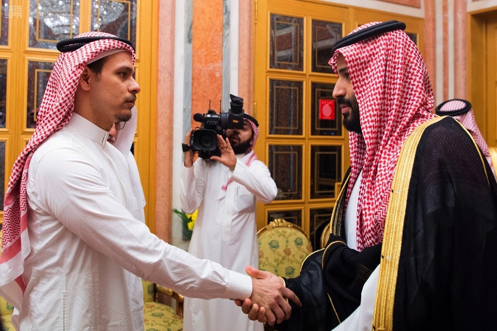 沙烏地阿拉伯流亡異議記者卡舒吉被殺害後，沙國王儲還接見他的兒子薩拉（左）。（美聯社）