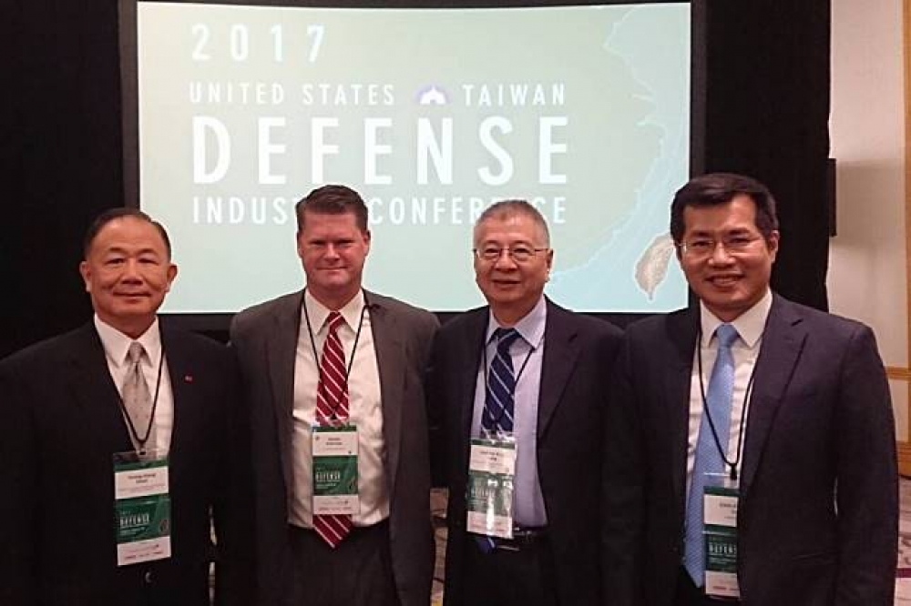 薛瑞福（左二）是國防部主管亞太事務的助理部長提名人。(圖片取自台灣新力量/羅致政粉絲團臉書)