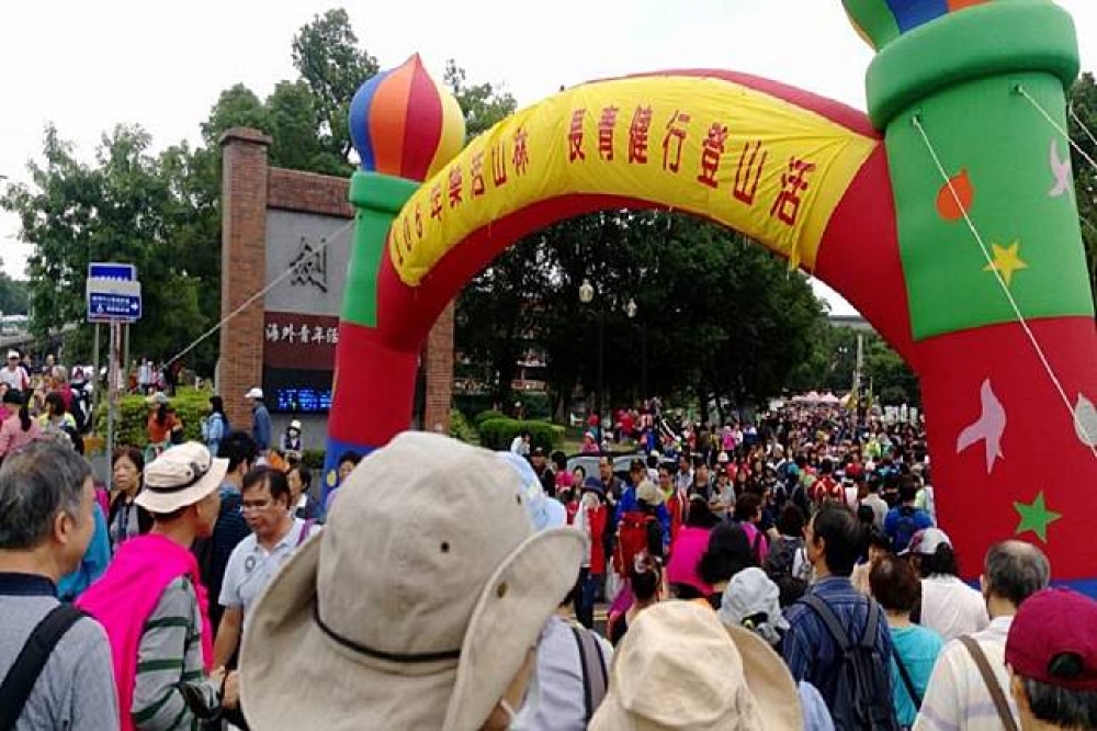 台北市政府28上午舉行健行活動，不料卻因參與民眾搶拿摸彩券而發生推擠，不僅場面混亂，更有民眾受傷。（圖片取自羅國郎臉書）