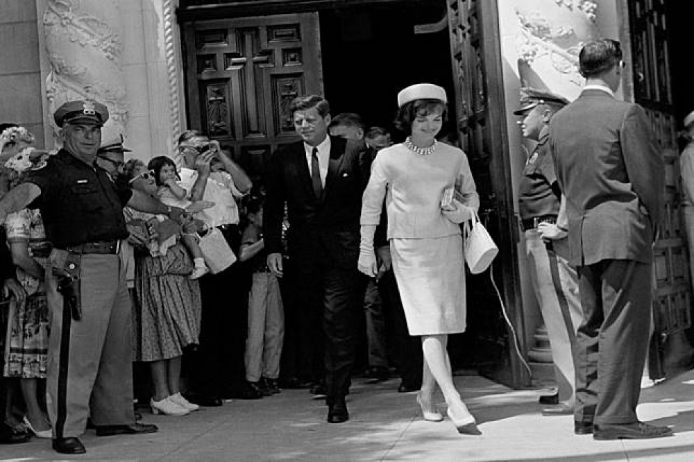 1961年4月2日，甘迺迪夫婦於佛州棕梠攤的聖愛德華教堂（St. Edward's Catholic Church）結束復活節禮拜，步出教堂。（美聯社）