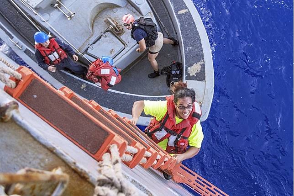兩名來自美國的女子在海上漂流5個月，24日台灣漁船行經發現救起。（美聯社）