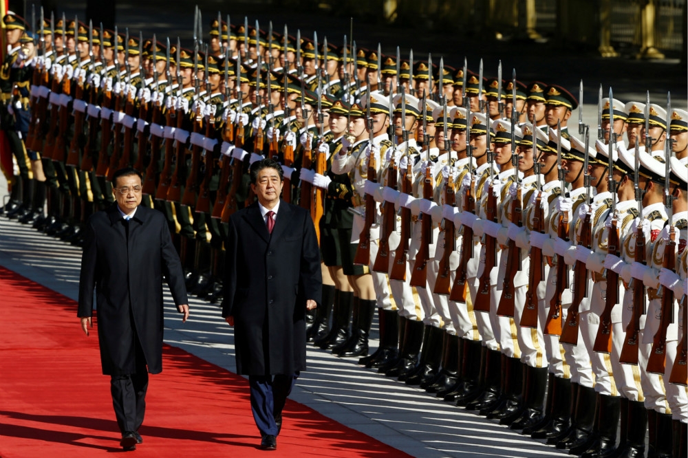 中國國務總理李克強（左）在人民大會堂東側，以軍禮迎接到訪的日本首相安倍晉三（右）。（湯森路透）