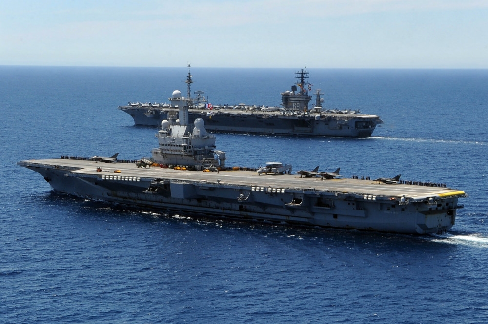 法國現役核動力航母戴高樂號（圖下方）與美國艾森豪號航母（圖上）並列巡弋地中海。（圖片取自美國海軍）