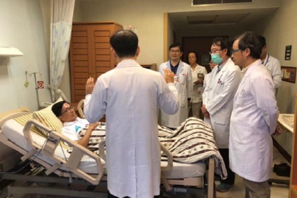 前總統陳水扁27日在臉書表示，因肚子不適而檢查出輸尿管結石。（圖片取自陳水扁新勇哥物語臉書）