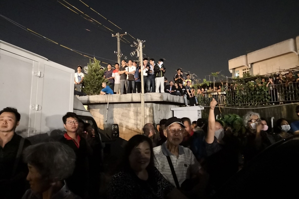 國民黨26日晚在高雄鳳山舉辦首場萬人挺韓造勢大會，現場擠得水洩不通，許多人民眾簇擁在橋頭觀看。（攝影：楊毅）