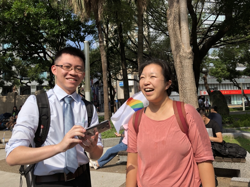 師大附中英文教師黃宗嫻27日參與同志大遊行，她過去的學生表示：「老師是我第一個出櫃的對象，也是因為她，我才認識同志諮詢熱線。」（攝影：王怡蓁）