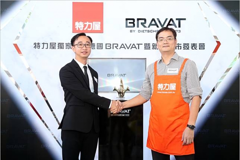 特力屋協理黃仁俊(右) 與 BRAVAT銷售總監陳君(左) 共同為BRAVAT登台開賣進行揭幕。(照片來源：特力屋)
