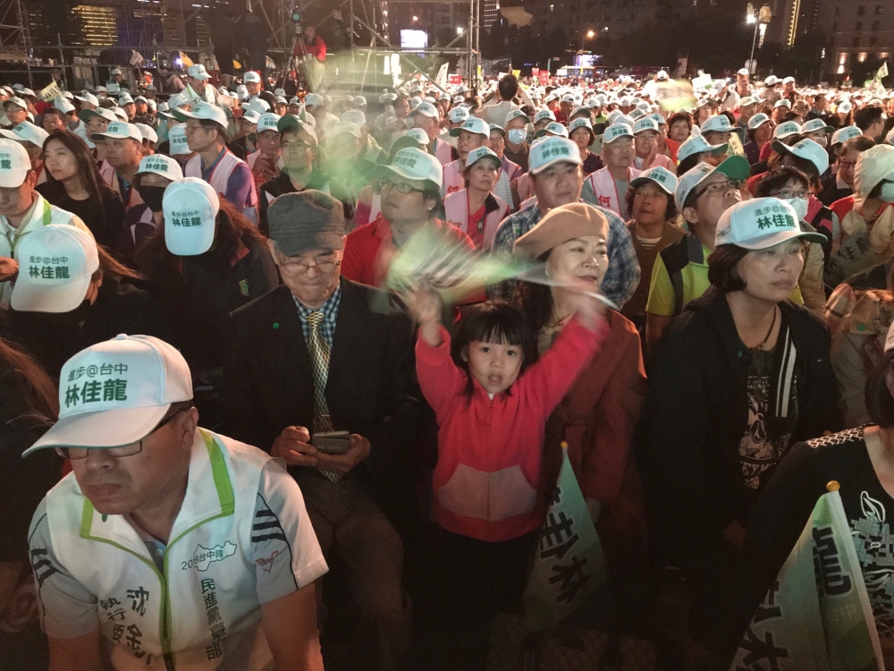 台中市長候選人林佳龍「進步台中・幸福做陣」造勢活動現場以突破3萬人。（攝影：李智為）