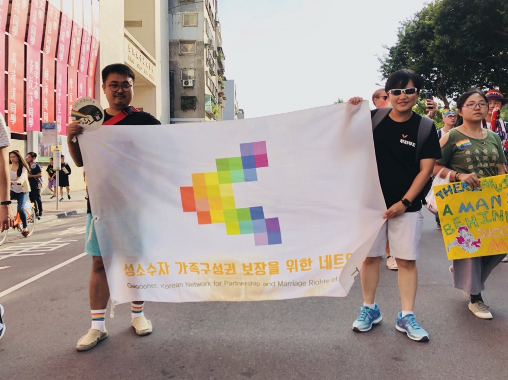 韓國「同志伴侶與婚姻權利網絡」（Gagoonet）出席台灣同志遊行，高喊「我們來自韓國。」右為韓國律師Ryu Min-Hee。（攝影：王怡蓁）