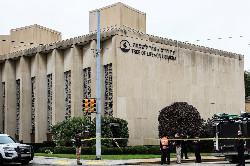 美國賓州匹茲堡「生命之樹猶太教會堂」，27日遭槍手突擊開槍掃射，造成11人喪命。（湯森路透）