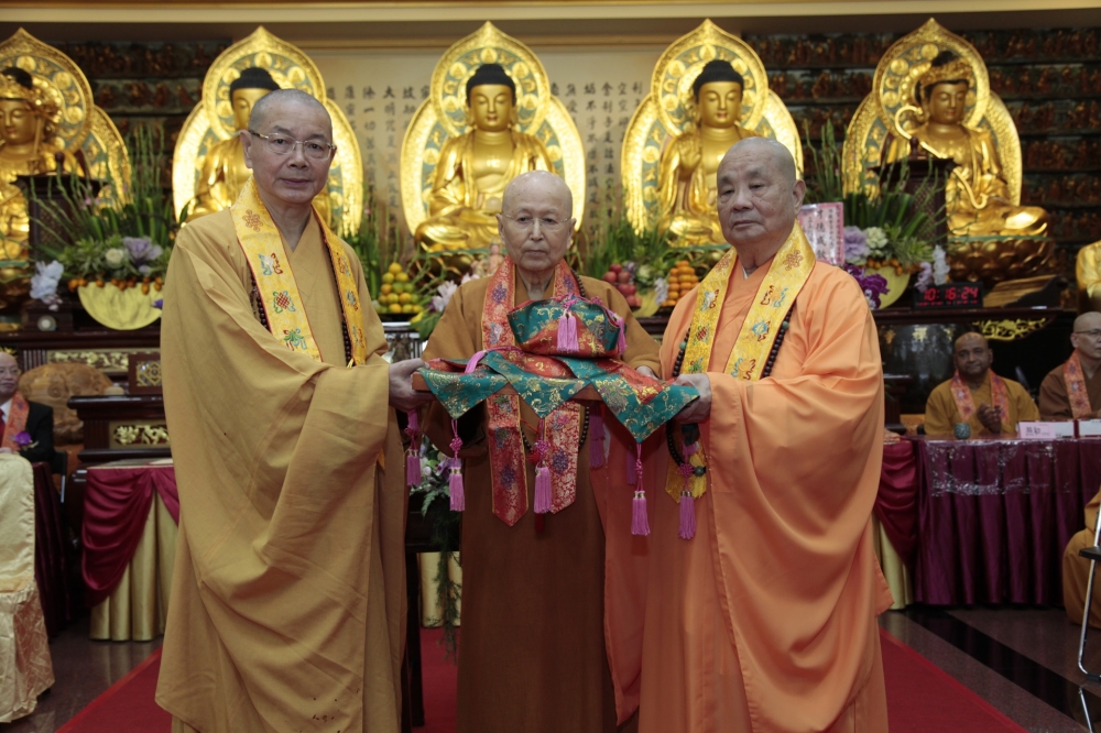 圖說：中國佛教會在淨心長老（中）見證下，完成新舊任理事長交接。（右：淨耀法師，左：圓宗法師）(圖片來源：慈法禪寺)