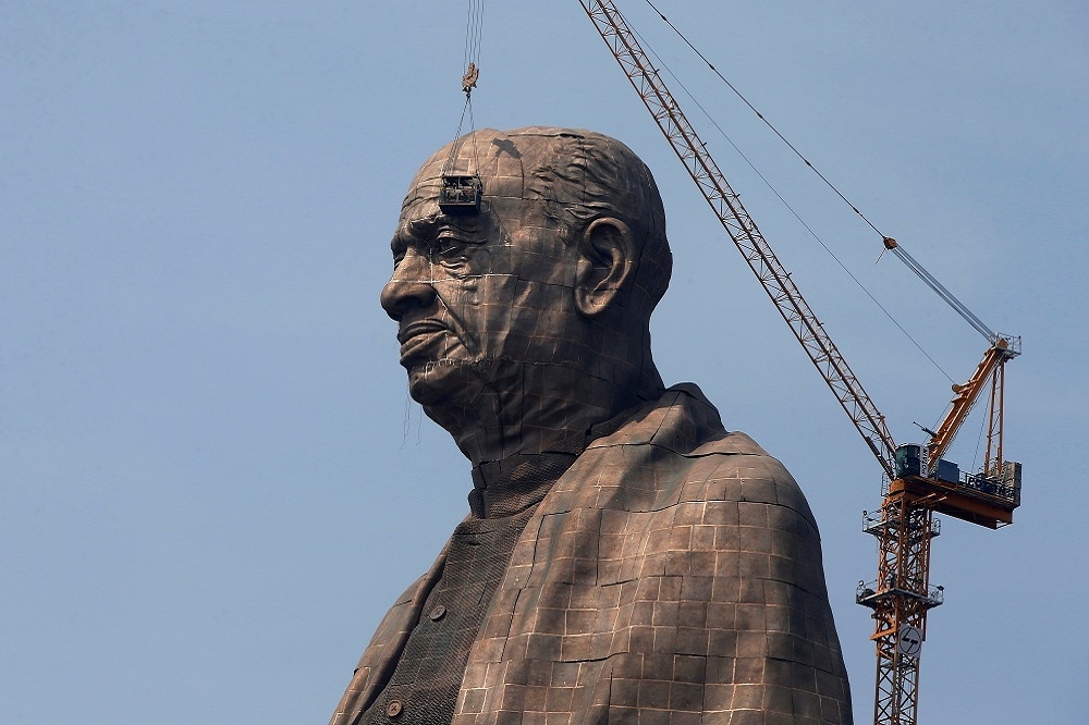 印度古吉拉特邦耗費130億打造「帕特爾雕像」，而農民卻仍因氣候乾旱及不完善的灌溉系統苦不堪言。（湯森路透）