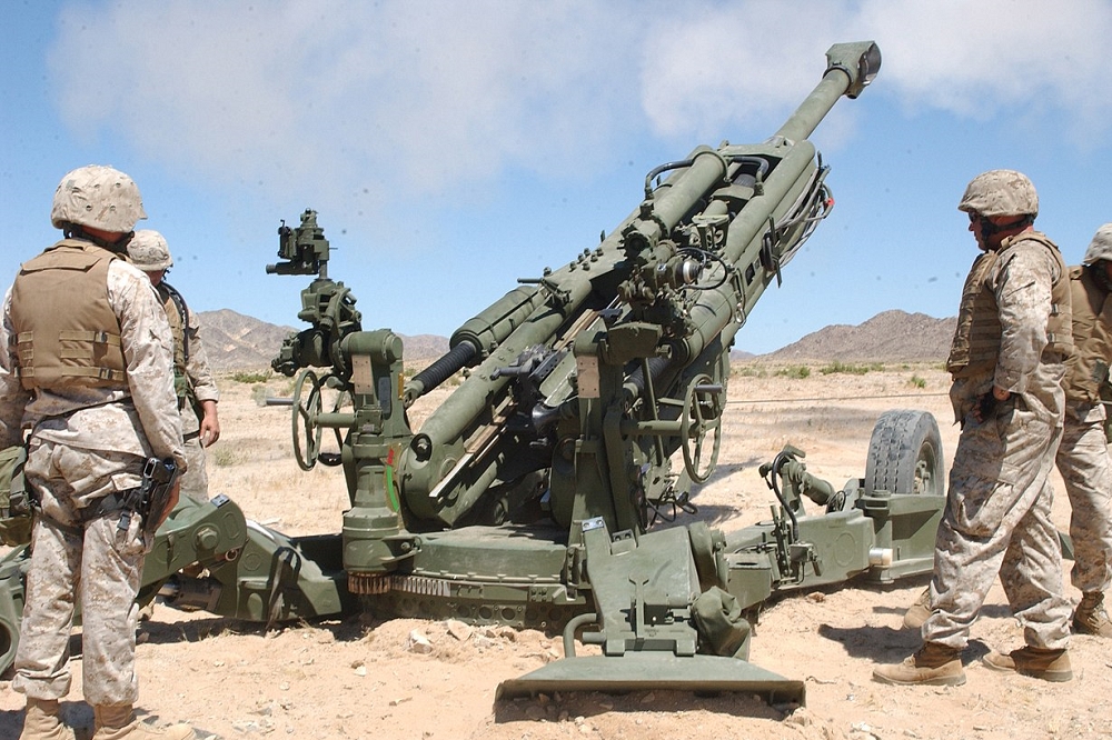 美國海軍陸戰隊砲兵在測試M777榴彈砲。（圖片摘自維基百科）